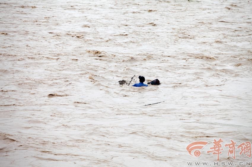 消防官兵試圖將救援的繩索扔到河中央，然而嘗試幾次都失敗。此時，河水已經(jīng)淹沒到四周，男子在一平方米的“