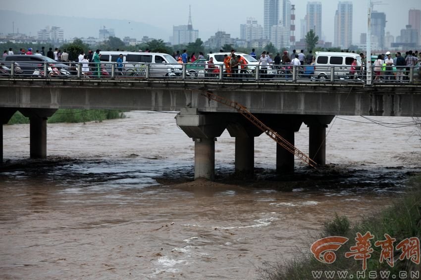 男子被洪水沖走。
