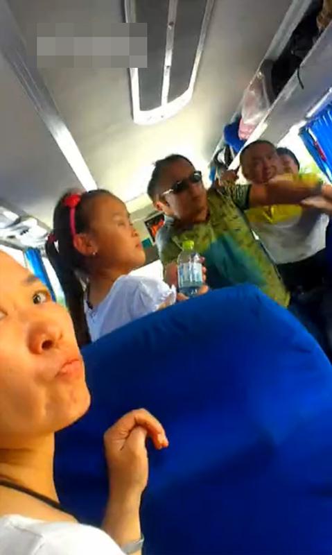 導(dǎo)游持刀逼購物:“不買弄死你” 導(dǎo)游持刀逼購物:“不買弄死你”