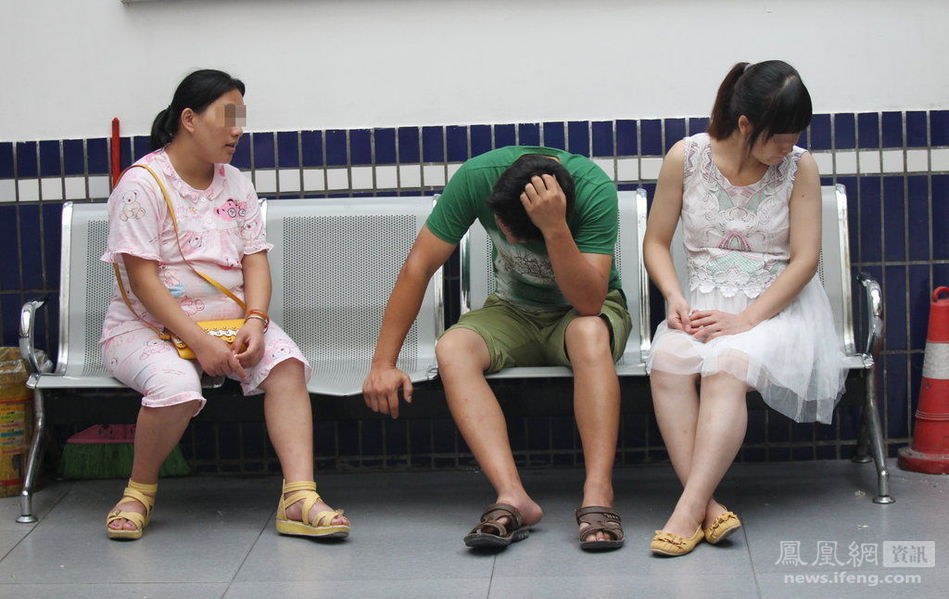 派出所內(nèi)的小三與原配 派出所內(nèi)的小三與原配