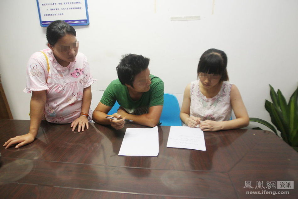 派出所內(nèi)的小三與原配 派出所內(nèi)的小三與原配