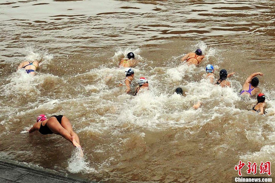 圖為參加搶渡賽的女選手們劈波斬浪。中新社發(fā) 張暢 攝