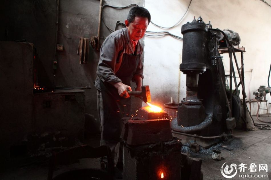 實(shí)拍最后的打鐵匠 一把手工菜刀賺六塊錢