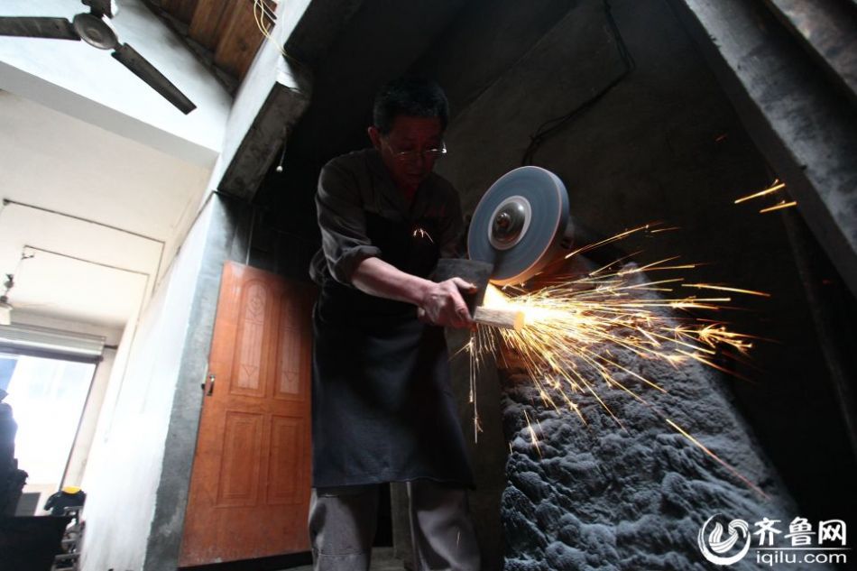 實(shí)拍最后的打鐵匠 一把手工菜刀賺六塊錢