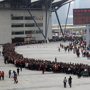 春季招聘會(huì)擠爆會(huì)場