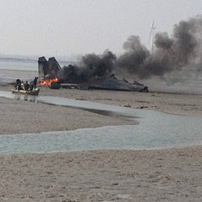 我軍戰(zhàn)機(jī)在墜毀現(xiàn)場(chǎng)