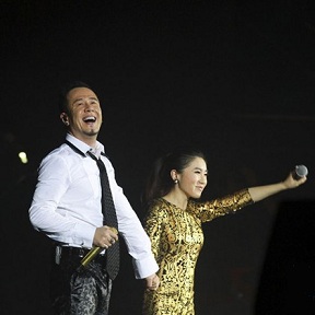 楊坤個(gè)唱駕哈雷登臺(tái)