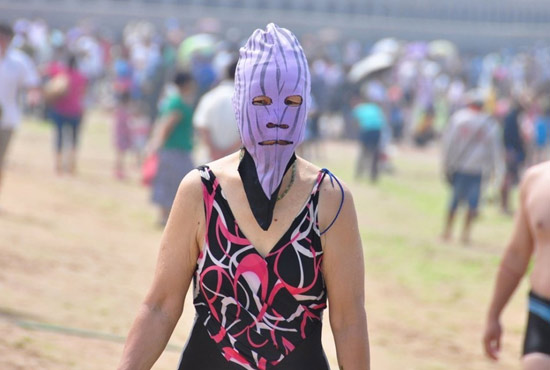 2013年7月3日，山東青島青島高溫來襲，“青島大媽”不懼滸苔，戴著“強盜面具”出現(xiàn)在海水浴場消暑降