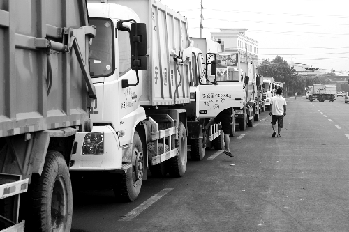 垃圾車排隊等著卸垃圾，有司機已等了四五個小時