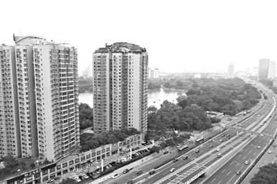 昨日，人濟(jì)山莊小區(qū)，與其他樓相比，B棟樓頂層天臺(tái)上違規(guī)建造了一棟兩層小樓，假山大樹(shù)俱全。新京報(bào)記者