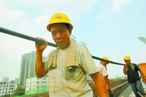 農(nóng)民工工作辛苦，權(quán)益理應(yīng)有保障。