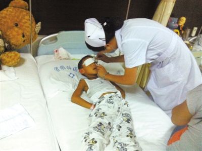 昨日傍晚，山西省眼科醫(yī)院醫(yī)生給斌斌點了兩次“眼藥水”。