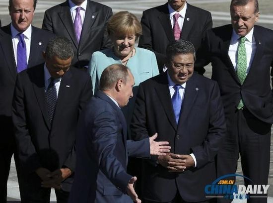 奧巴馬低頭不看普京，普京也閉眼做鬼臉并攤手表無奈。