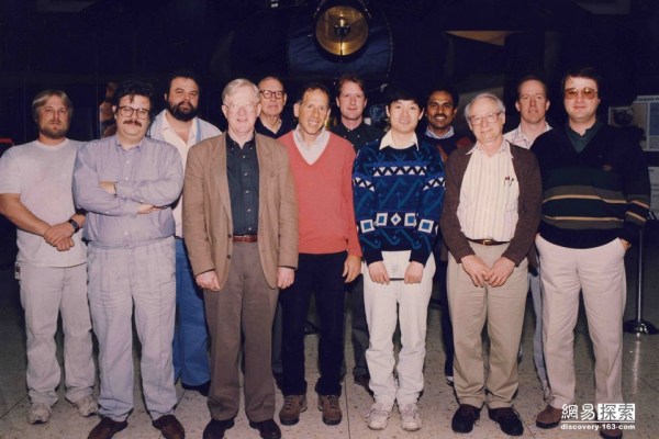 圖為照顧旅行者的工作人員。