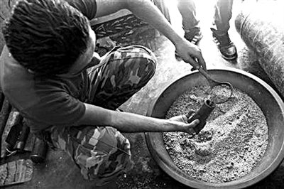 10日，敘反對派人員正在制作武器。