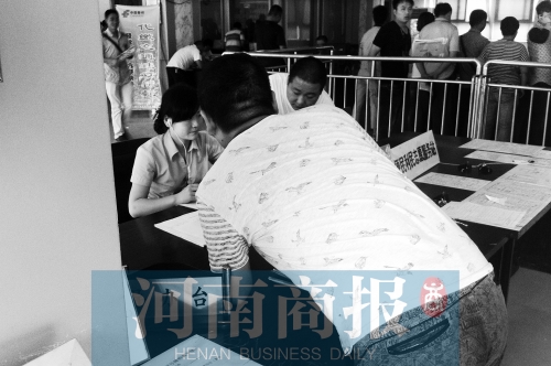 戴著耳機工作，挺“愜意”