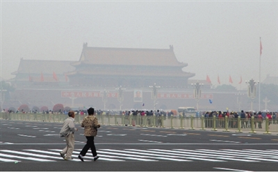 9月29日，游客行走在天安門廣場西側(cè)路上，當日霧霾嚴重。