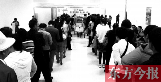 昨日上午，鄭州市社保辦事大廳，辦事的群眾排起長隊