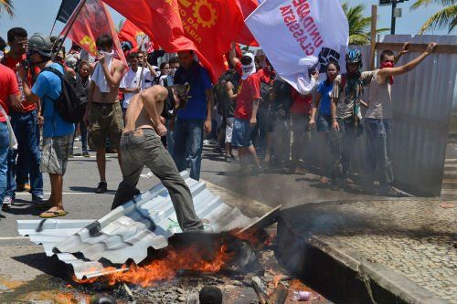 當?shù)貢r間10月21日，巴西里約熱內(nèi)盧近海一座油田舉行開采權競標，引發(fā)示威者抗議，與負責安保的大量配槍巡邏士兵發(fā)生沖突。 CFP