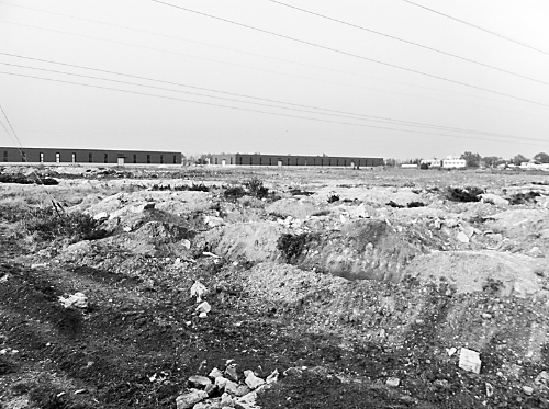 兩年半時間里，空曠的院子里，只有北側(cè)建成了兩棟空空的廠房。