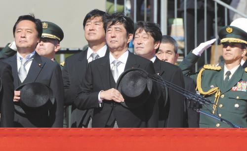 　27日上午，日本首相安倍晉三在琦玉縣的自衛(wèi)隊(duì)朝霞訓(xùn)練場(chǎng)出席陸上自衛(wèi)隊(duì)年度閱兵式