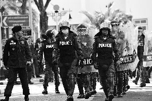 泰警察出動(dòng)。