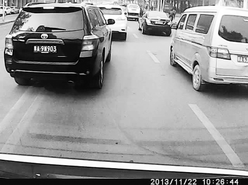 這輛黑色車輛不避讓執(zhí)行緊急任務的救護車，并壓著雙黃線變更車道。唐韜/圖