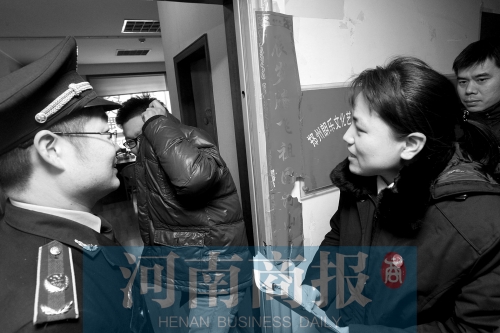 城管巡回法庭法官，到因違反城市管理的受罰當事單位送傳票