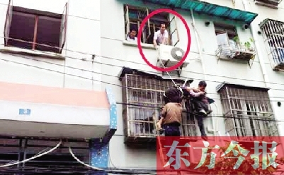 施救現(xiàn)場(chǎng)，劉鵬（圈內(nèi)）先用繩子捆住老太確保安全 勞動(dòng)報(bào)記者 郭娜 供圖