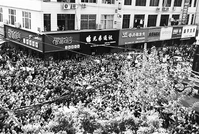 溫州蒼南縣靈溪鎮(zhèn)大門(mén)菜市街聚集上千市民圍堵城管 溫州蒼南縣靈溪鎮(zhèn)大門(mén)菜市街聚集上千市民圍堵城管