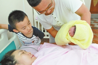 一家四口其樂融融，但二孩證卻讓男主人操心。