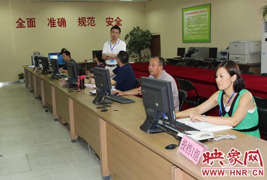 今年我省高招錄取工作正在平穩(wěn)正常開(kāi)展，圖為投檔組工作人員。