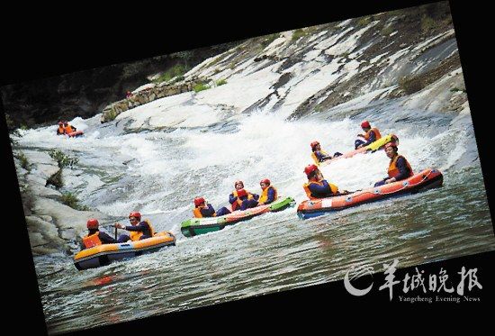 　　湖北紅安縣,游客在對天河漂流。