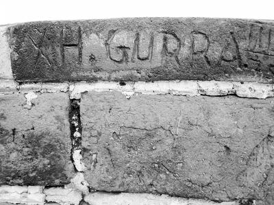 　　圖為長城城墻上的刻痕。記者 王昊魁攝　