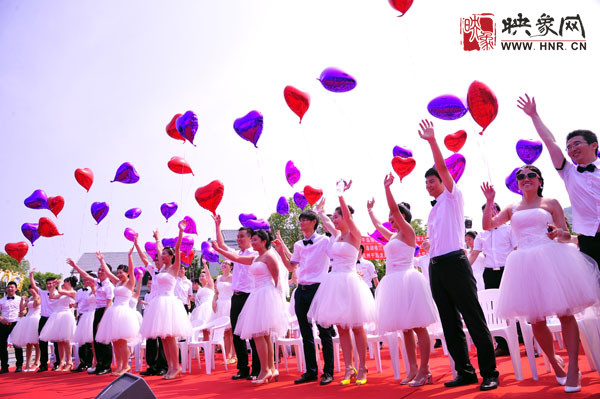 初夏喜宴八方客,千島笑迎粉佳人。