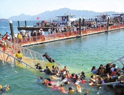 昨天，廬山西海景區(qū)過橋塌陷，致十?dāng)?shù)名游客落水。圖/東方IC