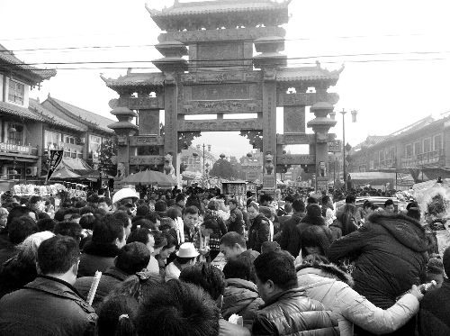 比春運(yùn)更擠的地方是?？h廟會(組圖)