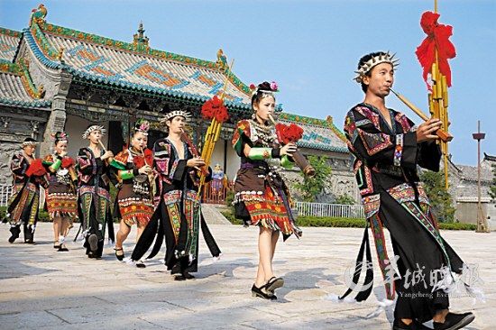 山東臺(tái)兒莊古城內(nèi)，來(lái)自外地的演員表演蘆笙舞 王建華 攝