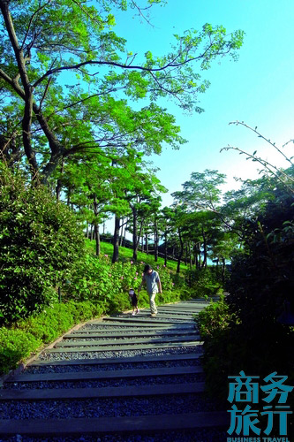 很多父母會帶著孩子在步行道漫步。