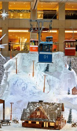 為了別出心裁,商場不惜花重金在商場里打造冰雪世界。