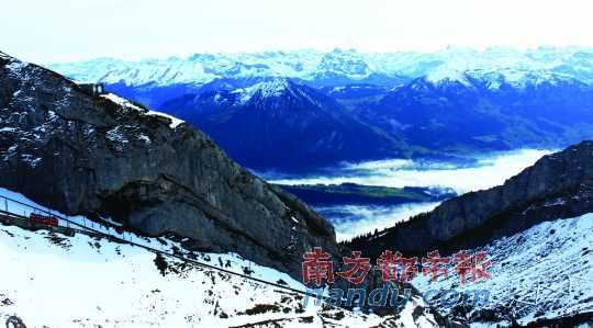  齒軌火車在皮拉圖斯山上穿行，如同紅色的龍?jiān)谏街杏芜? complete=