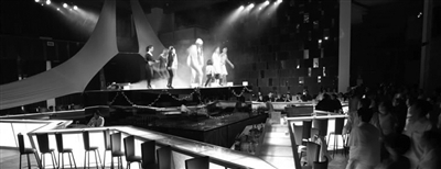 　　晚上的clubmed里有各種歡樂(lè)演出。　