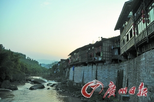 　　夕陽下的古鎮(zhèn)。　