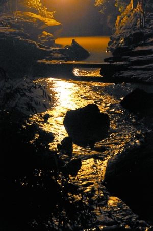 　　夜幕下古鎮(zhèn)江邊?！? complete=