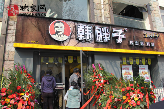 　　“韓胖子”千只茶香雞茶香鴨捐贈(zèng)環(huán)衛(wèi)工人、農(nóng)民工學(xué)子和鄭州市社會(huì)福利院。