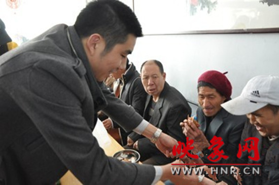 　　“韓胖子”千只茶香雞茶香鴨捐贈(zèng)環(huán)衛(wèi)工人、農(nóng)民工學(xué)子和鄭州市社會(huì)福利院。