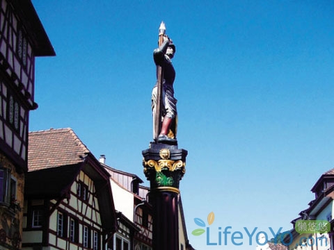 　　在那個(gè)春日艷陽的午后,一艘白色的游船在幽藍(lán)的圖恩湖上緩行。