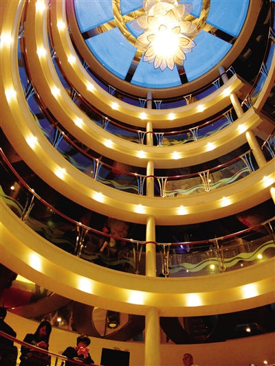 　　上下7層全部打通的大廳。