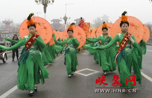 　　3月30日上午,開(kāi)封市舉行2013中國(guó)(開(kāi)封)清明文化節(jié)踏春巡游活動(dòng)?！?　　