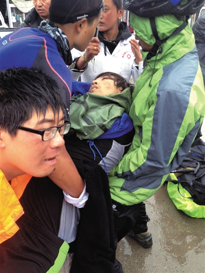 事發(fā)后,有驢友幫忙救治李翔(中)。驢友供圖